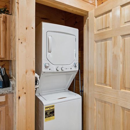 The 3 Bears Is A Newly Built 3 Bedroom Cabin Only 3 Minutes From The Parkway! Pigeon Forge Kültér fotó